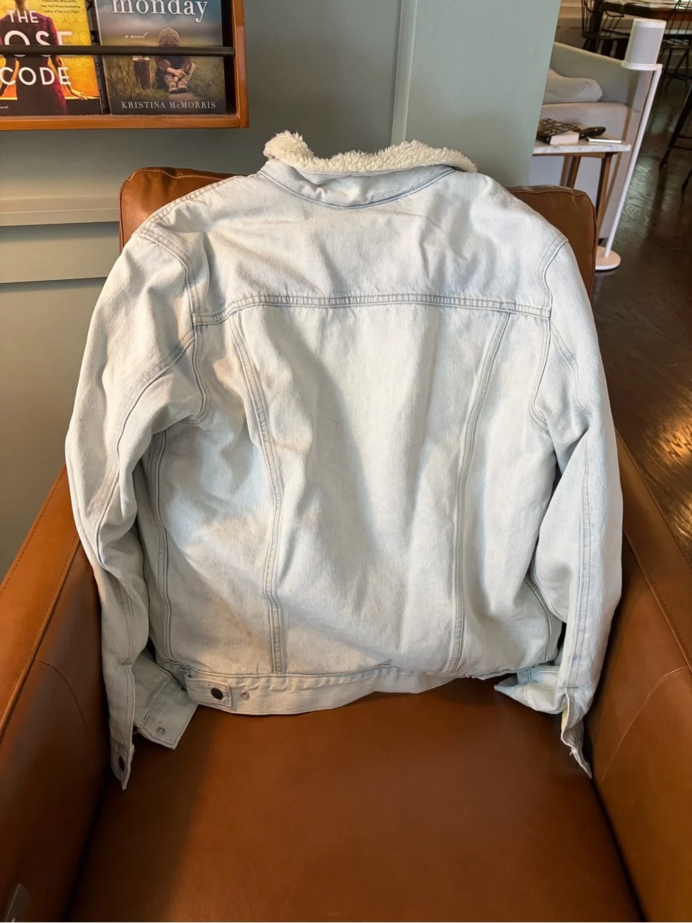 Levi's Premium Light Wash Denim Sherpa Trucker Jacket - Picture 2 of 2